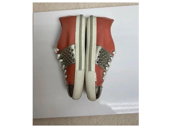 Miu Miu Special Edition Lackleder Sneaker Grapefruit mit Nieten Pink - Ansicht 3