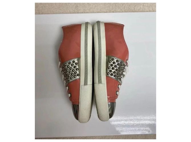 Miu Miu Special Edition Lackleder Sneaker Grapefruit mit Nieten Pink - Ansicht 4