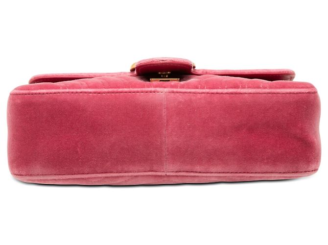 Borsa a tracolla Gucci GG Marmont Matelassé in velluto rosa Medium - vista 3