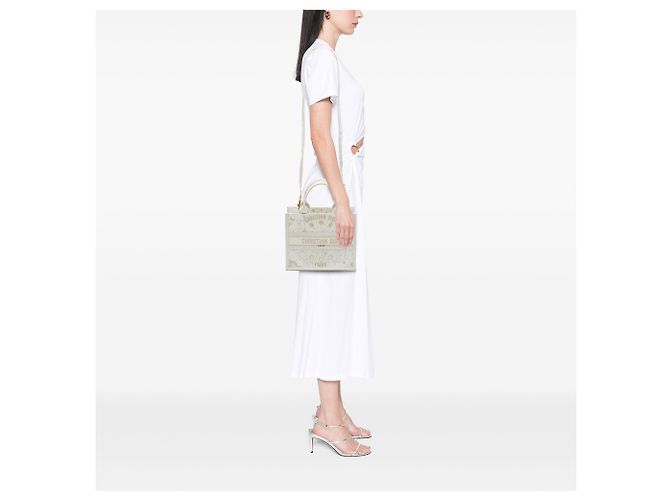 Dior Book Tote Small em tela bordada branca com estrelas douradas Branco - vista 6