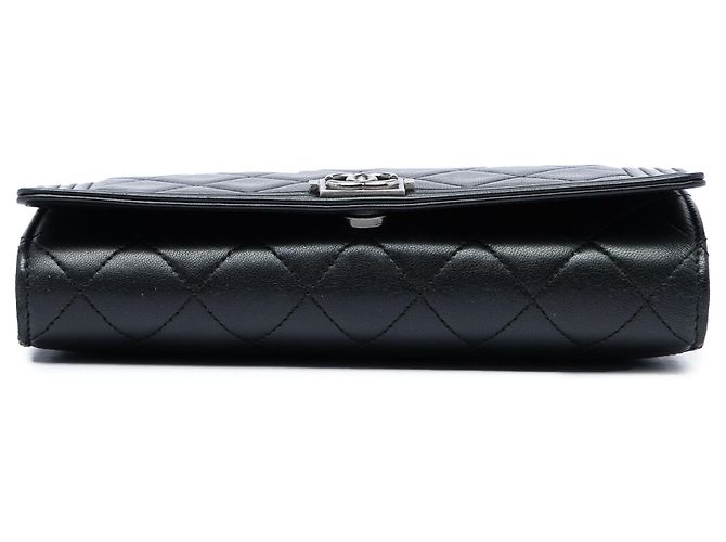 Chanel Boy Wallet On Chain aus schwarzem gestepptem Lammleder - Ansicht 3