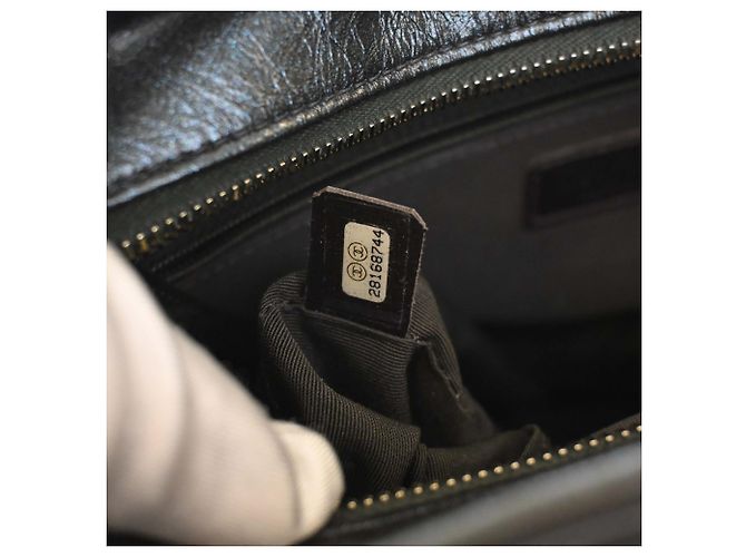 Chanel Gabrielle Crossbody in vitello invecchiato iridescente nero Medium Chevron - vista 5