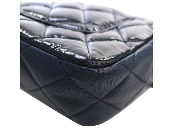 Chanel Blue Paris Salzburg Medium Patent and Goatskin CC Eyelet Flap Blu navy - vista 11