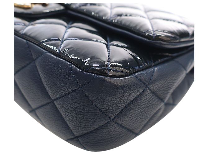 Chanel Blue Paris Salzburg Medium Patent and Goatskin CC Eyelet Flap Blu navy - vista 13