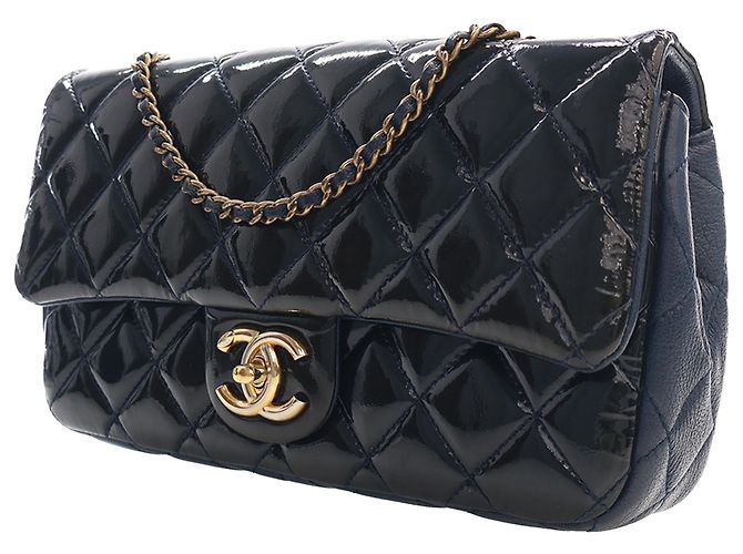 Chanel Blue Paris Salzburg Medium Patent and Goatskin CC Eyelet Flap Blu navy - vista 4
