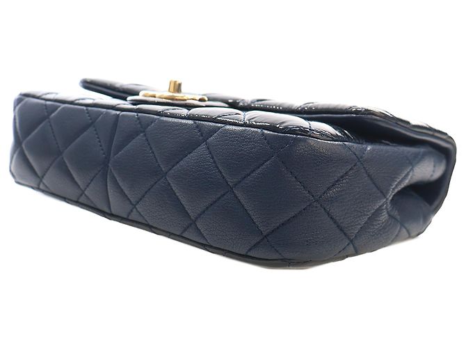 Chanel Blue Paris Salzburg Medium Patent and Goatskin CC Eyelet Flap Blu navy - vista 6