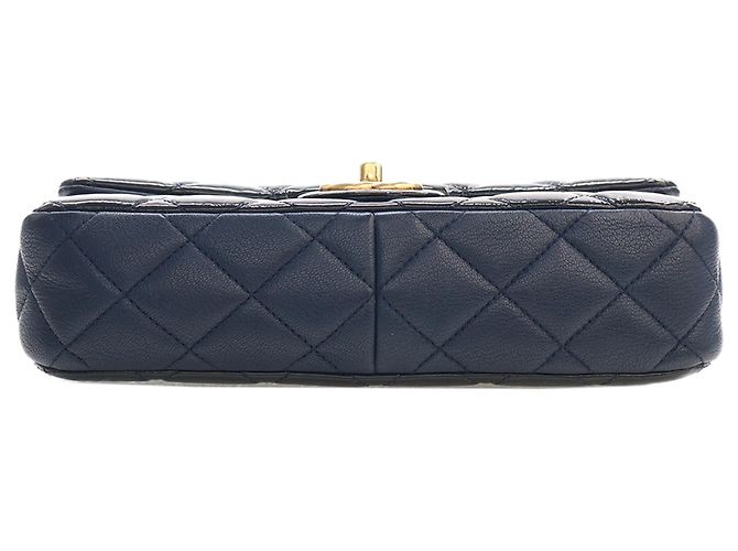 Chanel Blue Paris Salzburg Medium Patent and Goatskin CC Eyelet Flap Blu navy - vista 7