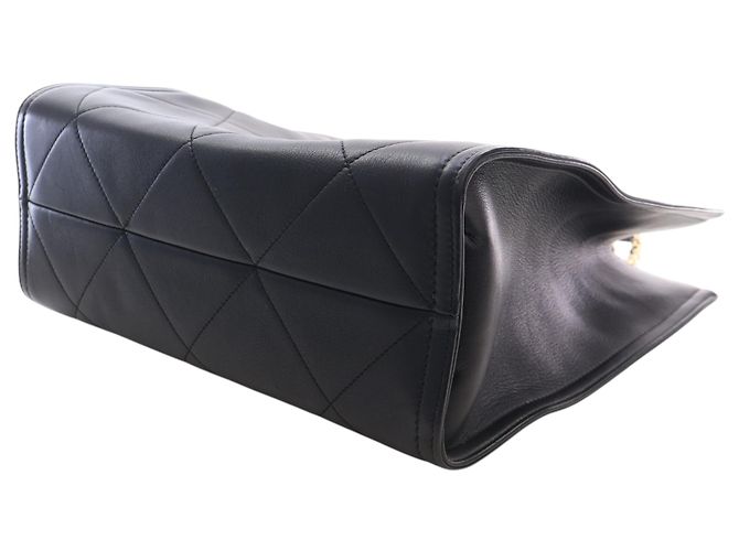 Chanel Shopping Tote aus schwarzem gestepptem Lammleder mit CC - Ansicht 13