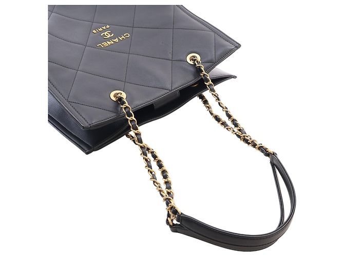 Chanel Shopping Tote aus schwarzem gestepptem Lammleder mit CC - Ansicht 14