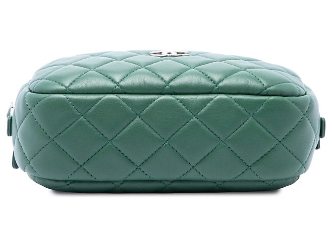 Chanel Piccola Borsa Camera Case in Pelle di Agnello Matelassé Verde con CC - vista 3