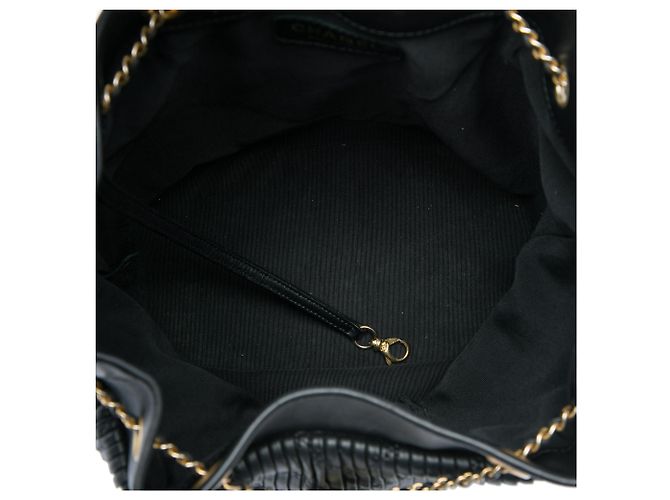 Borsa a secchiello Chanel Black Medium Crumpled Calfskin Coco Pleats con coulisse Nero - vista 4