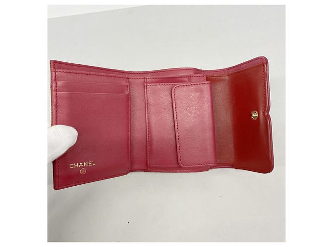 Cartera tri-fold Chanel en piel de becerro granulada Roja - vista 3