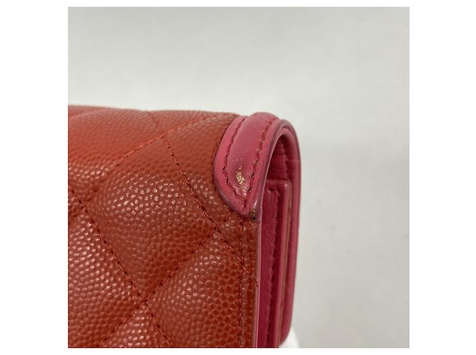 Cartera tri-fold Chanel en piel de becerro granulada Roja - vista 5