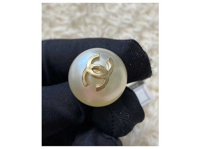 Brincos pendentes Chanel de pérolas com logo CC Branco Dourado - vista 2