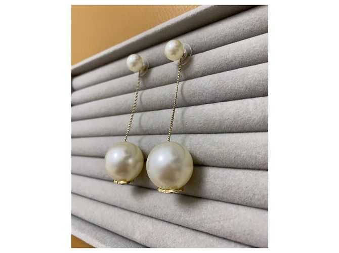 Brincos pendentes Chanel de pérolas com logo CC Branco Dourado - vista 4