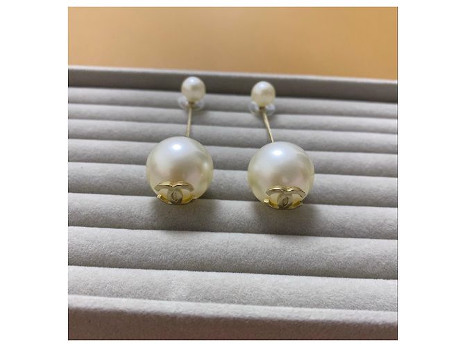 Brincos pendentes Chanel de pérolas com logo CC Branco Dourado - vista 5