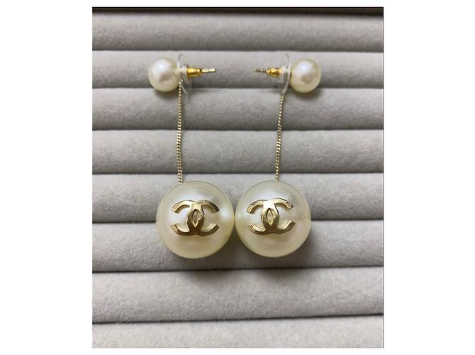 Brincos pendentes Chanel de pérolas com logo CC Branco Dourado - vista 8