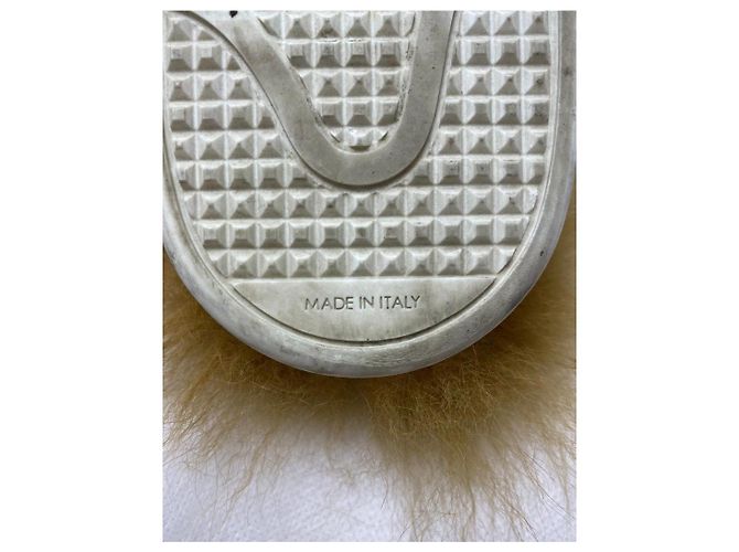 Baskets Louis Vuitton en cuir blanc et fourrure Marron - vue 11