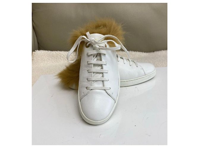 Baskets Louis Vuitton en cuir blanc et fourrure Marron - vue 3