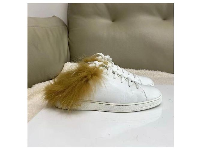 Baskets Louis Vuitton en cuir blanc et fourrure Marron - vue 5