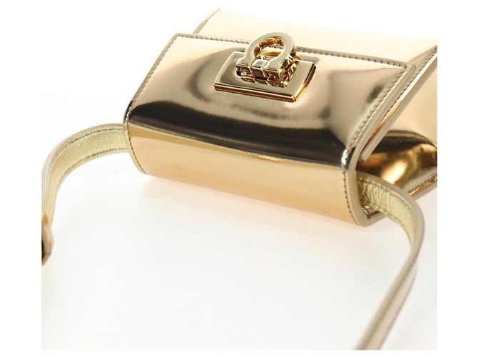 Borsa a tracolla Salvatore Ferragamo Gancini in pelle metallizzata Oro Auth 203812V - vista 14