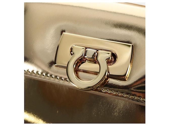 Borsa a tracolla Salvatore Ferragamo Gancini in pelle metallizzata Oro Auth 203812V - vista 20