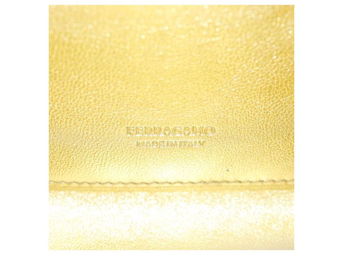 Borsa a tracolla Salvatore Ferragamo Gancini in pelle metallizzata Oro Auth 203812V - vista 22