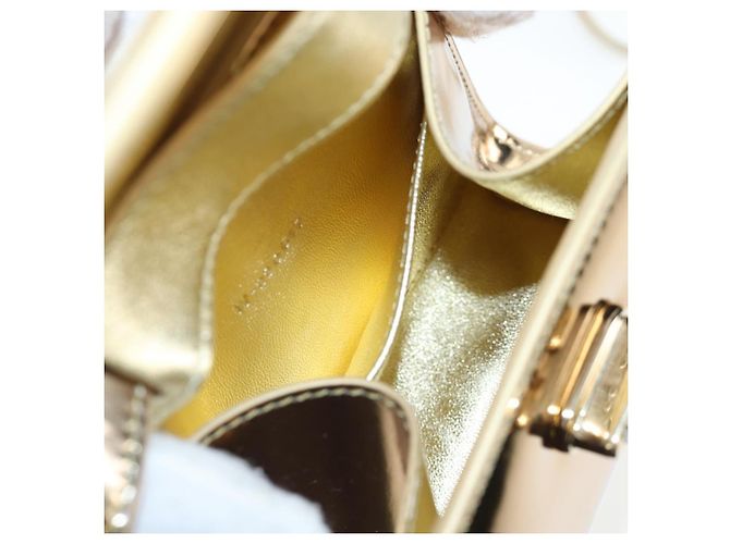 Borsa a tracolla Salvatore Ferragamo Gancini in pelle metallizzata Oro Auth 203812V - vista 25