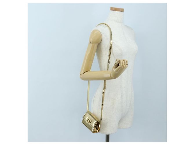 Borsa a tracolla Salvatore Ferragamo Gancini in pelle metallizzata Oro Auth 203812V - vista 26