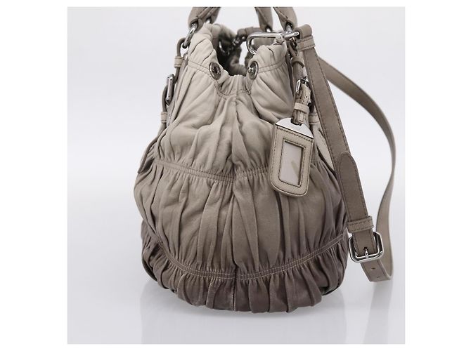 Bolso de mano Prada Gathered de piel 2way Gris Plata Auth 204095V Castaño - vista 3
