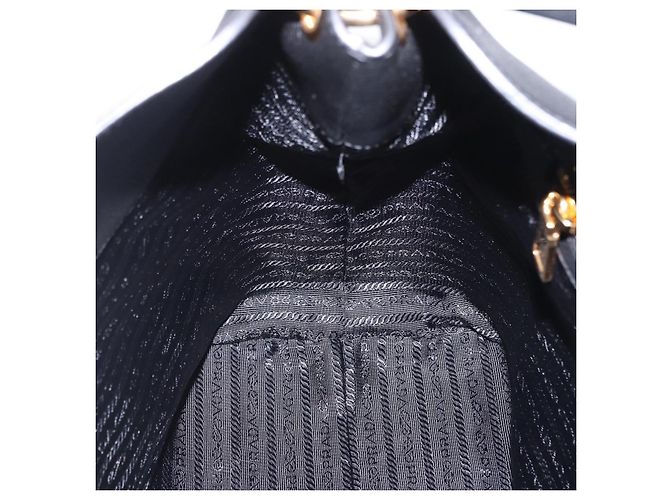 Bolsa de Ombro PRADA em Couro Preto e Dourado Auth ka6289M - vista 17