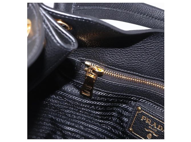 Bolsa de Ombro PRADA em Couro Preto e Dourado Auth ka6289M - vista 18