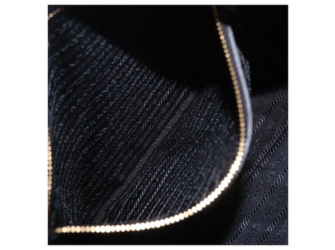 Bolsa de Ombro PRADA em Couro Preto e Dourado Auth ka6289M - vista 19