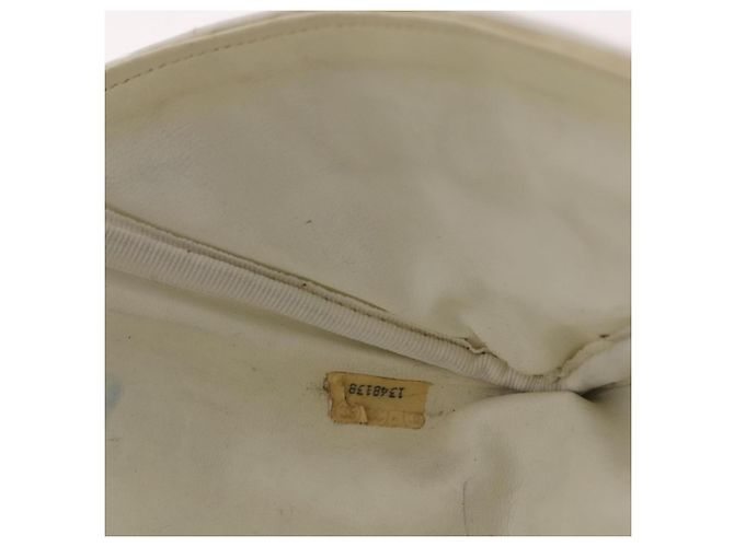 Bolsa de Ombro CHANEL Matelasse com Corrente em Vinil Branco com Detalhes Dourados CC Auth 201328 - vista 12