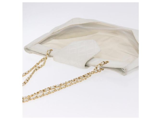 Bolsa de Ombro CHANEL Matelasse com Corrente em Vinil Branco com Detalhes Dourados CC Auth 201328 - vista 14