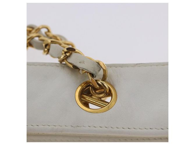 Bolsa de Ombro CHANEL Matelasse com Corrente em Vinil Branco com Detalhes Dourados CC Auth 201328 - vista 18