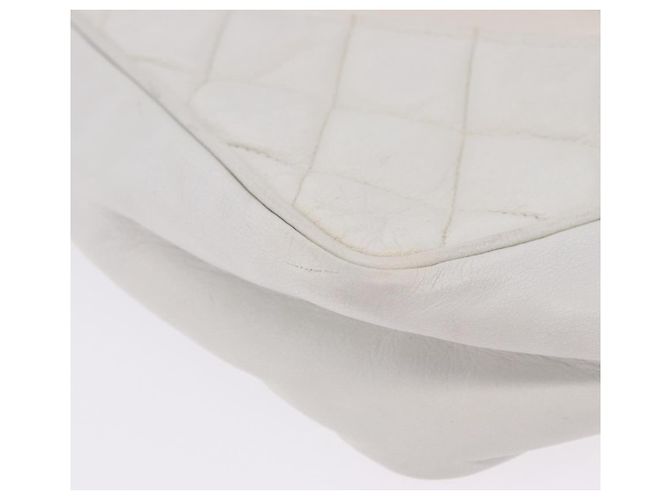Bolsa de Ombro CHANEL Matelasse com Corrente em Vinil Branco com Detalhes Dourados CC Auth 201328 - vista 19