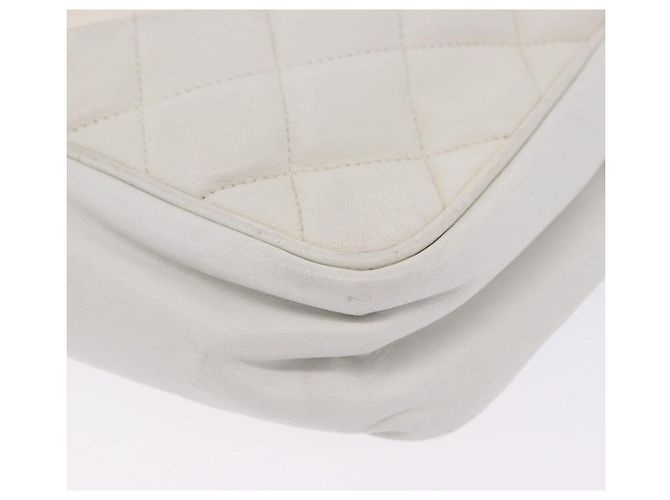 Bolsa de Ombro CHANEL Matelasse com Corrente em Vinil Branco com Detalhes Dourados CC Auth 201328 - vista 20