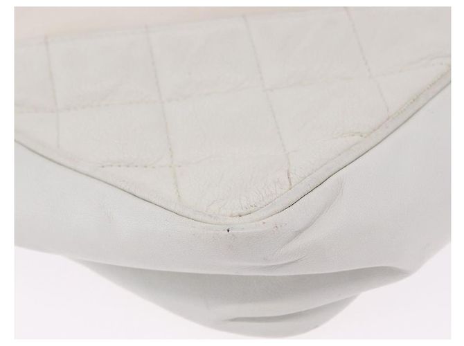 Bolsa de Ombro CHANEL Matelasse com Corrente em Vinil Branco com Detalhes Dourados CC Auth 201328 - vista 21