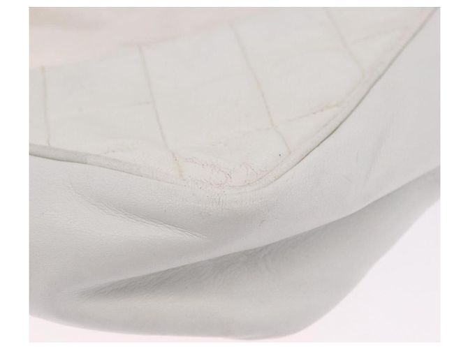 Bolsa de Ombro CHANEL Matelasse com Corrente em Vinil Branco com Detalhes Dourados CC Auth 201328 - vista 22