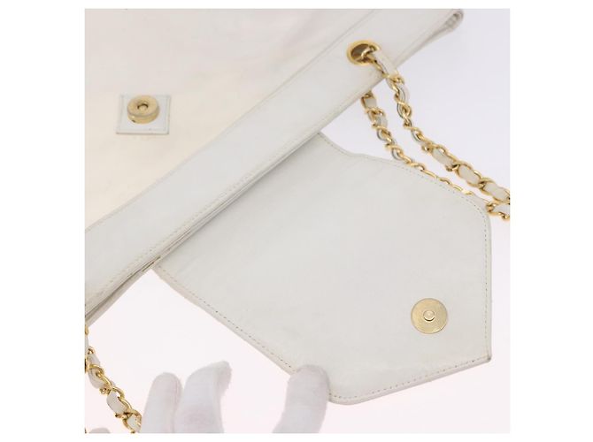 Bolsa de Ombro CHANEL Matelasse com Corrente em Vinil Branco com Detalhes Dourados CC Auth 201328 - vista 24