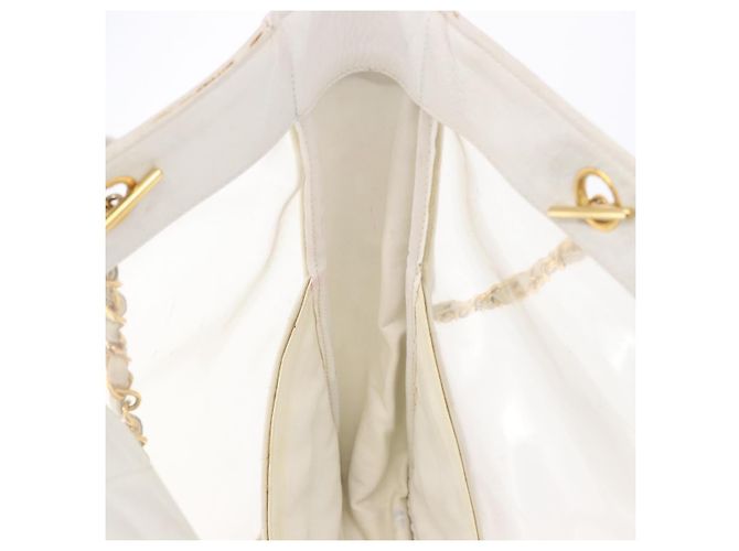 Bolsa de Ombro CHANEL Matelasse com Corrente em Vinil Branco com Detalhes Dourados CC Auth 201328 - vista 28