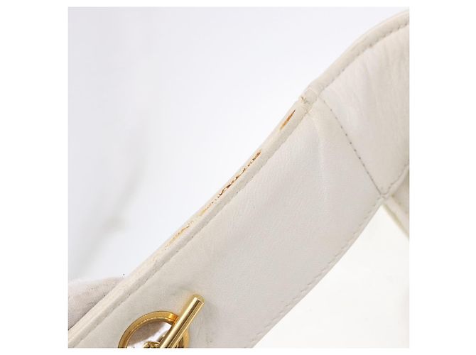 Bolsa de Ombro CHANEL Matelasse com Corrente em Vinil Branco com Detalhes Dourados CC Auth 201328 - vista 9