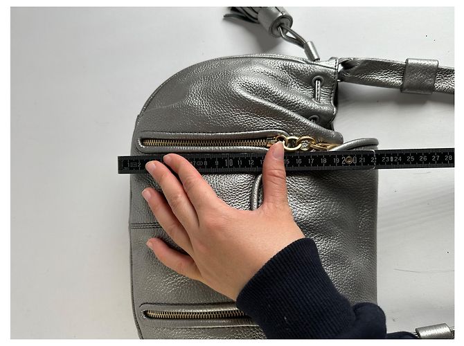 Vintage See by Chloé Crossbody-Tasche mit Klappe aus Narbenleder ca. Mitte der 2000er Silber Metallisch - Ansicht 11