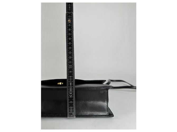 Vintage Givenchy 4G Logo Leder-Crossbody-Bag mit Klappe Ende der 1980er Jahre Schwarz - Ansicht 12
