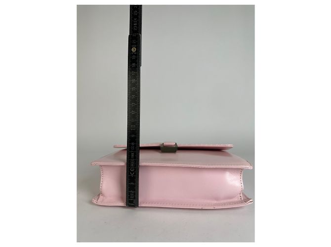 Vintage Courreges Schultertasche mit Klappe aus hellrosa Leder ca. Anfang der 2000er Jahre Pink - Ansicht 10