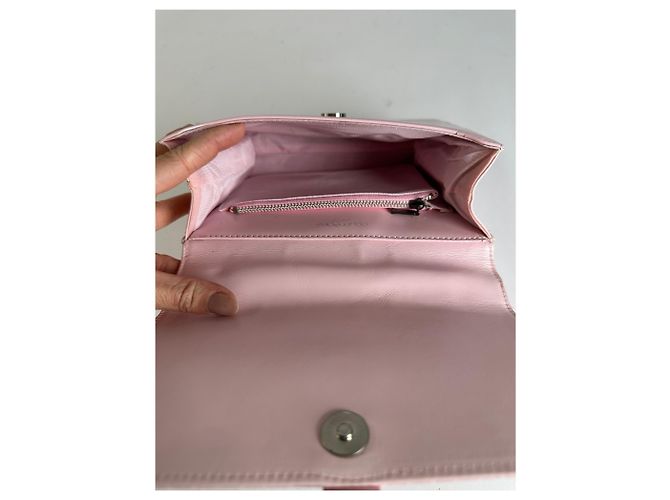 Vintage Courreges Schultertasche mit Klappe aus hellrosa Leder ca. Anfang der 2000er Jahre Pink - Ansicht 3