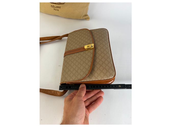 Triomphe Céline Vintage Celine Macadam Canvas Schultertasche mit Klappe c. 2006 Beige Brown - Ansicht 12