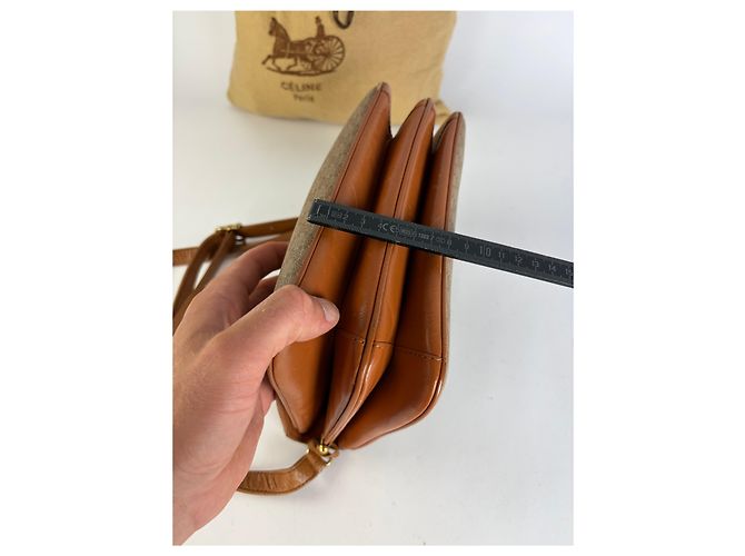 Triomphe Céline Vintage Celine Macadam Canvas Schultertasche mit Klappe c. 2006 Beige Brown - Ansicht 13