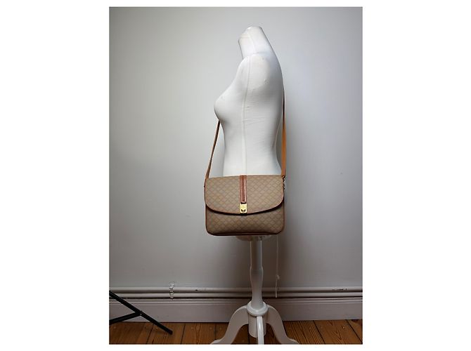Triomphe Céline Vintage Celine Macadam Canvas Schultertasche mit Klappe c. 2006 Beige Brown - Ansicht 7
